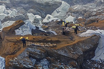 Kawah-Ijen Indonesia Ijen-Sulfur-Miner-09.jpg