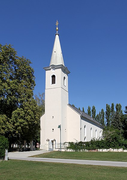 File:Kleinwarasdorf - Kirche.JPG