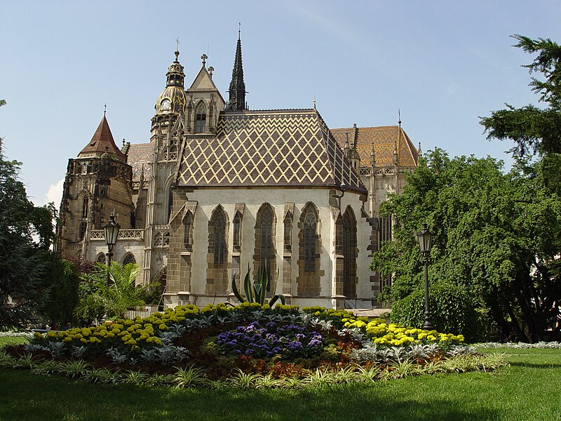 File:Kosice (Slovakia) - St. Michal's Chapel and St. Elisabeth Catedral - south view.jpg