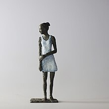 Mädchen mit Mini, Bronzefigur von Kraißer