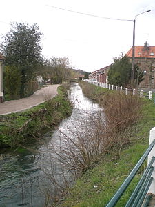 La Nièvre à Flixecourt spre amont depuis the main street.JPG