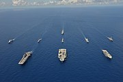 日米蘭の艦艇と共同訓練中のエリザベス（中央手前）（2021年8月24日）