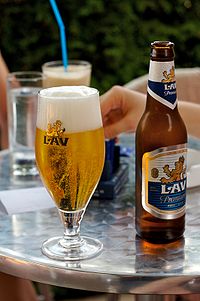 Lav pivo i glass-Cenej-juli2006.jpg