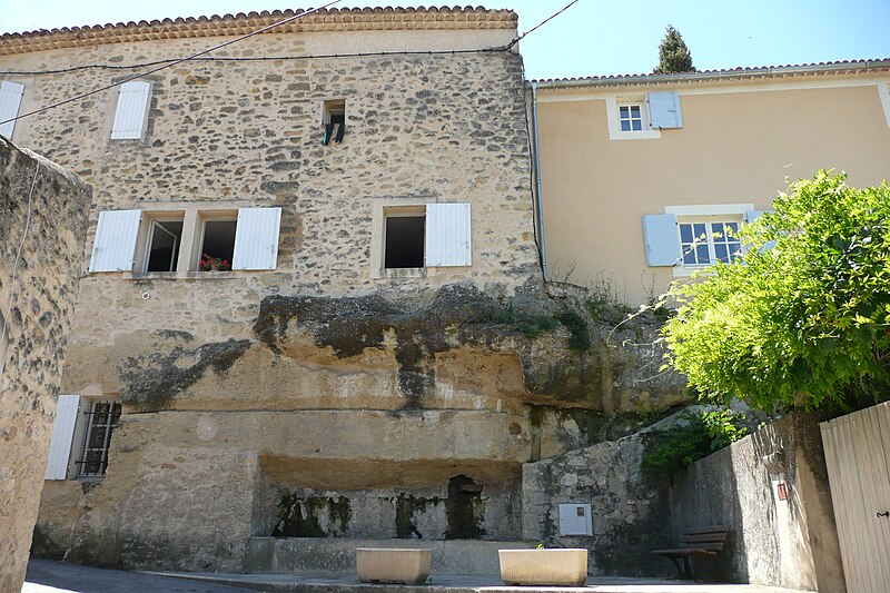 File:Lavoir à Cabrières-d'Aigues.JPG