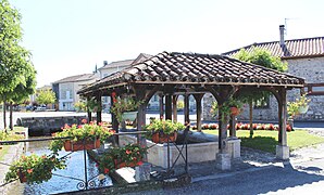 Lavatoio di Mazères-de-Neste (Alti Pirenei) 2.jpg