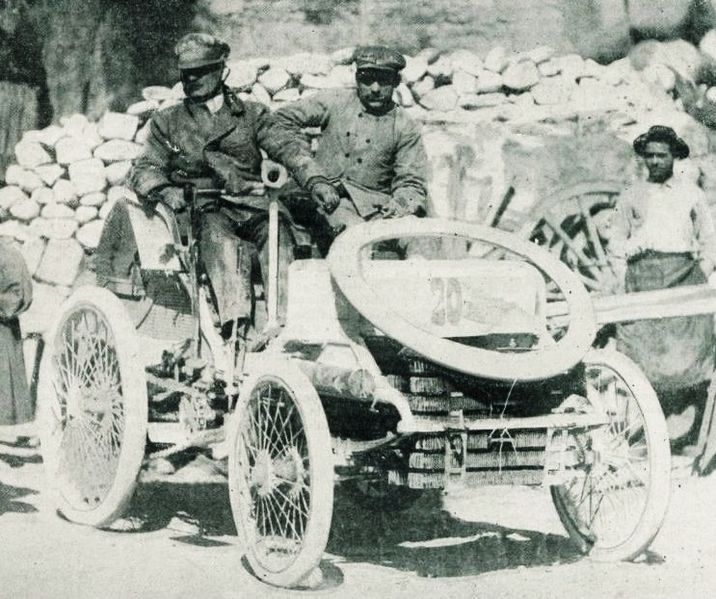 File:Lemaître, vainqueur sur Peugeot 17 hp en mars 1899 de Nice-La Castellane-Nice, du mile de Nice, et à La Turbie.jpg