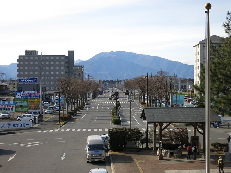 Fitxer:Looking out from Nasushiobara Station.jpg