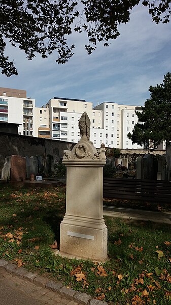 File:Lyon 8e - Nouveau cimetière de La Guillotière - Pierre le long d'une allée.jpeg