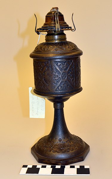 File:M.M. Buck and Co. Oil Office Stand Lamp.jpg