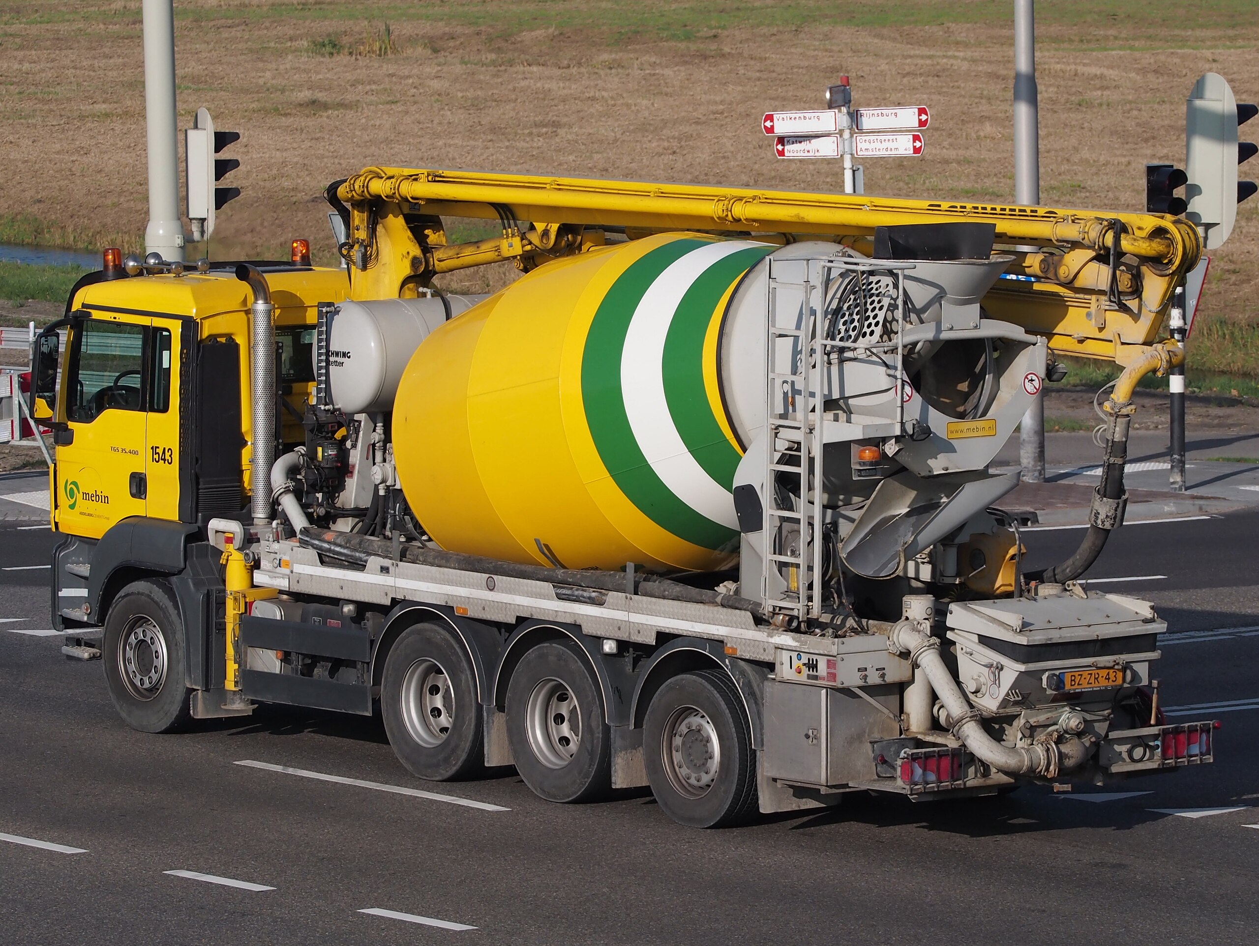 File:MAN TGS 35.400 Cement truck, Mebin.jpg - Wikimedia Commons