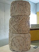 Musée de l'Arles antique, tambours en marbre de colonne, décorés d'amours vendangeurs et de rinceaux.