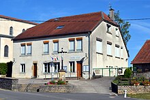 Gebouw dat het stadhuis en de school van het dorp Noironte . hergroepeert