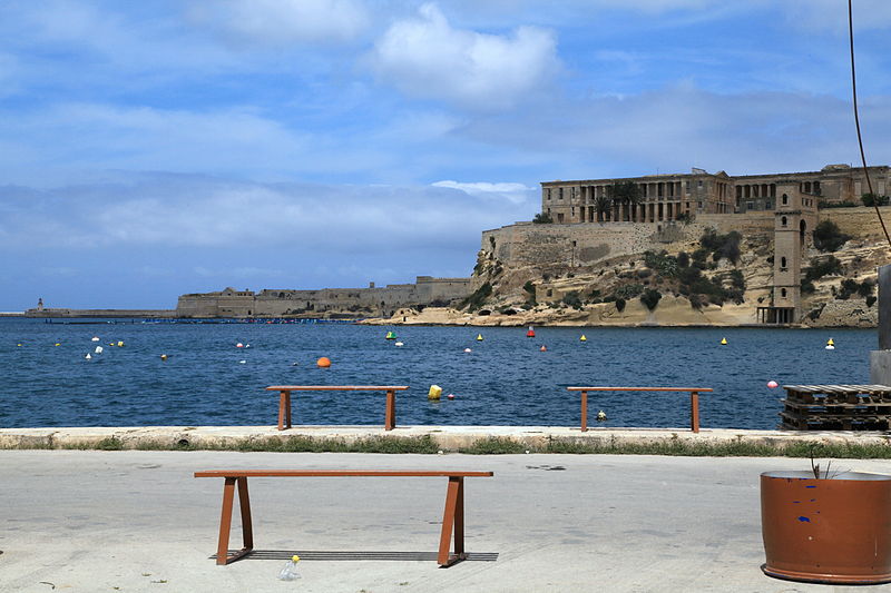 File:Malta - Kalkara - Ricasolo Breakwater + Fort Ricasoli + Bighi hospital (Triq il-Mandragg) 01 ies.jpg