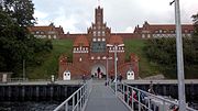 Marineschule: Bootstreppe mit Torbauten