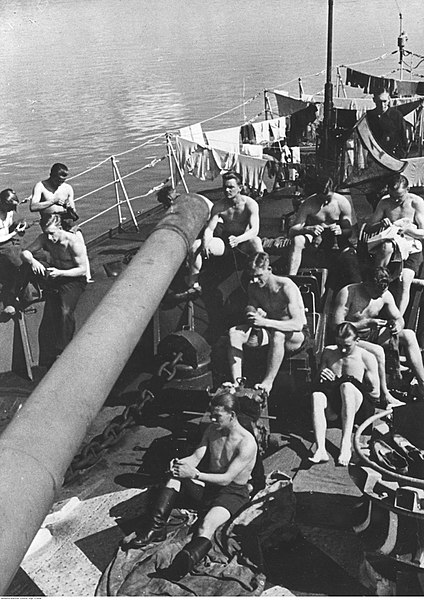 File:Marynarze niemieckej marynarki wojennej podczas spędzania czasu wolnego na pokładzie okrętu (2-2538).jpg