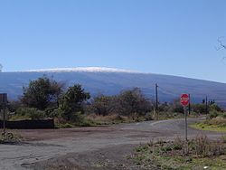 Sopka Mauna Loa patří mezi štítové sopky. Takto se jim říká protože na rozdíl od ostatních sopek jsou štítové sopky zakončeny rovným povrchem, takže z ptačí perspektivy vypadají jako válečnické štíty.