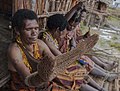Noken yaitu tas tradisional masyarakat Papua yang dibawa dengan menggunakan kepala dan terbuat dari serat kulit kayu. Sama dengan tas pada umumnya tas ini digunakan untuk membawa barang-barang kebutuhan sehari-hari.
