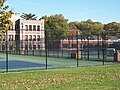 Courts de tennis, avec une école primaire dans le fond.