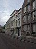 Huis met gepleisterde rechte gevel