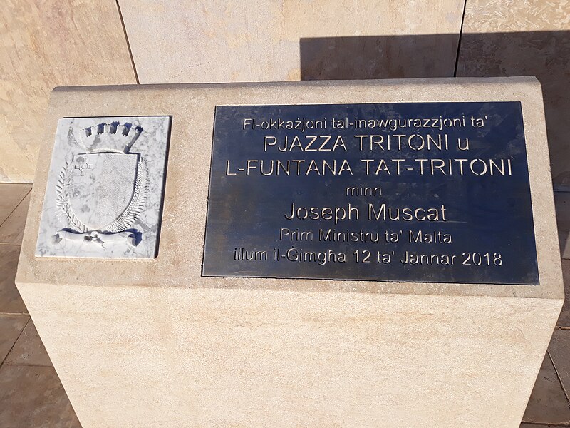 File:Monolit inaugural Pjazza tat-Tritoni i Triton Fountain per Joseph Muscat, Valletta 2019.jpg