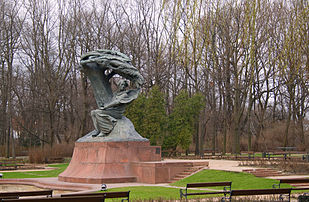 La statue Chopin, à Varsovie. (définition réelle 3 822 × 2 496)