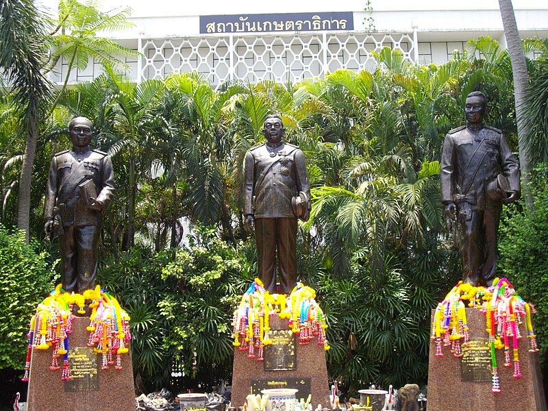 File:Monuments of the 3 Masters of Kasetsart University.jpg