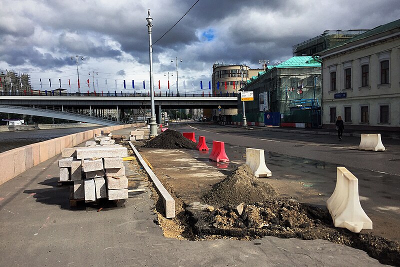 File:Moscow, Raushskaya Embankment, replacing curb stones again (31416674106).jpg