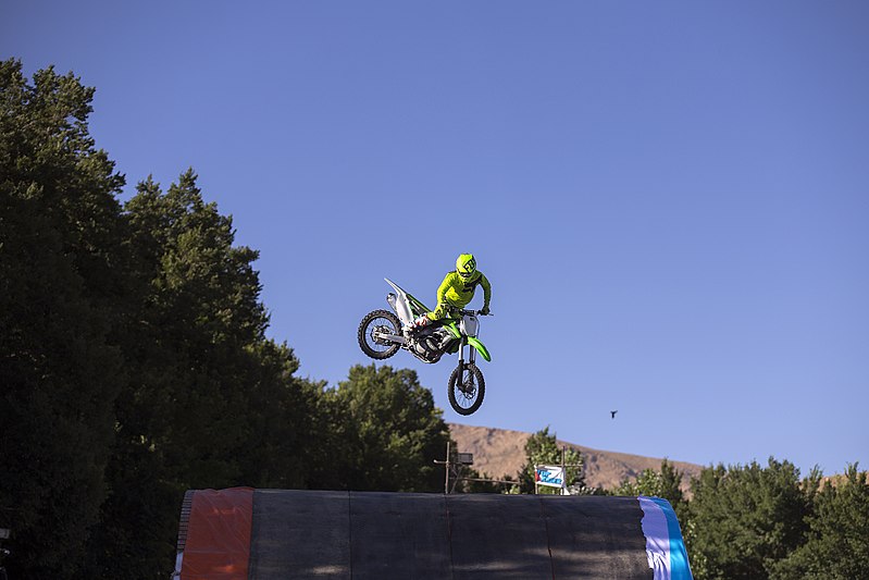 File:Motocross in Iran- Ali Borzozadeh حرکات نمایشی موتورکراس در شهرکرد، علی برزوزاده، عکاس- مصطفی معراجی 03.jpg