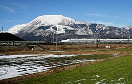 Ибуки тауы және N700 сериялы Shinkansen.jpg