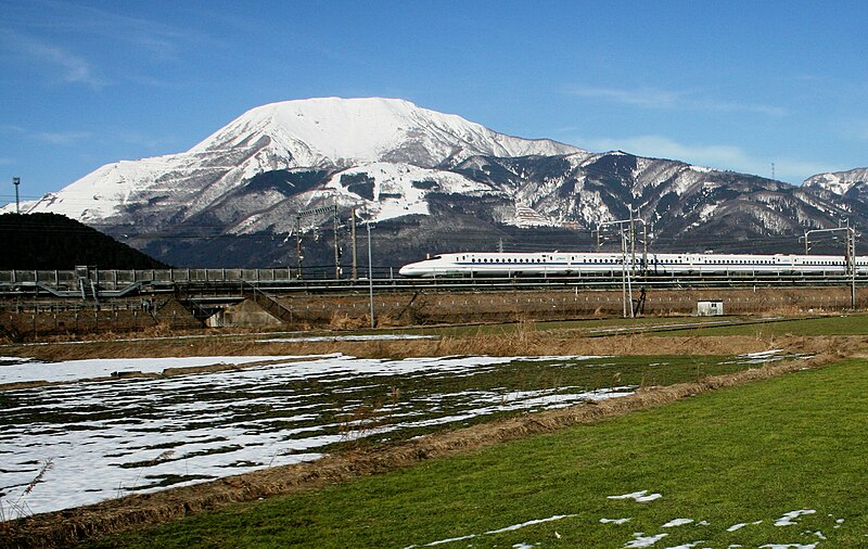 File:Mount Ibuki and N700 Series Shinkansen.jpg