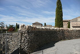 Mur typique à Cabrières d'Avignon.JPG