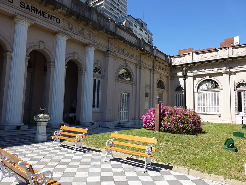 File:Museo Histórico Sarmiento - Patio exterior.jpg