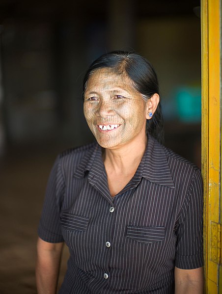 File:Myanmar smiles (15807075096).jpg