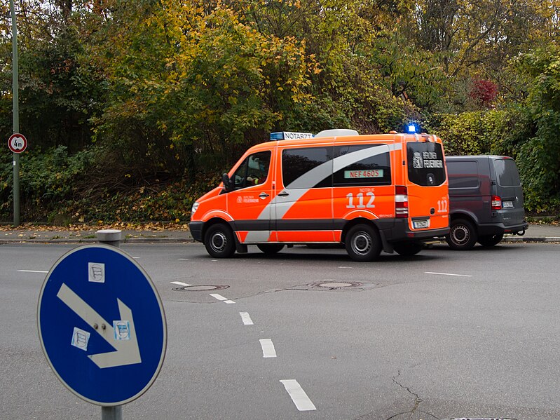 File:NEF der Berliner Feuerwehr in der Attilastraße 20141104 12.jpg