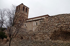 Ilesia y restos de la fortificación