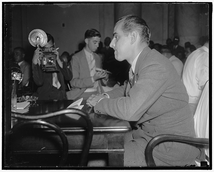 File:Newsreel cameraman describes Chicago strike riots to Senate Civil Liberties Committee. Washington, D.C., July 2. Orlando Lippert, cameraman for Paramount News, describing to the Senate Civil LCCN2016871948.jpg