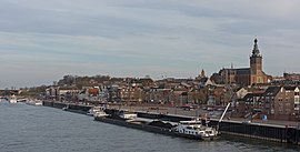 Blick auf die Stadt von der Eisenbahnbrücke