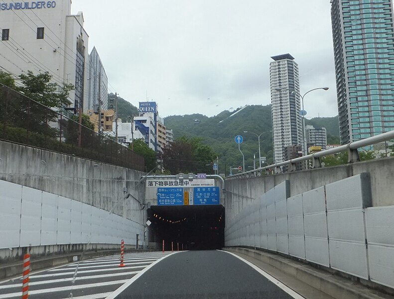 File:Ninomiya in gate.JPG