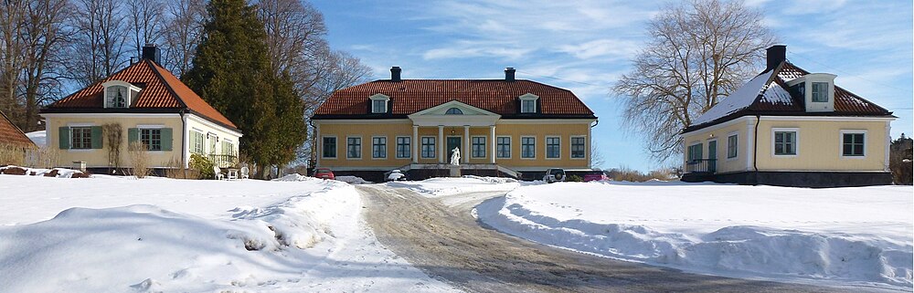 Norsborgs herrgård med sina fristående flygelbyggnader, fasaden mot Mälaren.