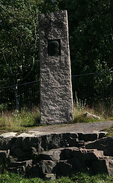 File:Norway, Tryvannshøyden, memorial to Fritz Huitfeldt.JPG