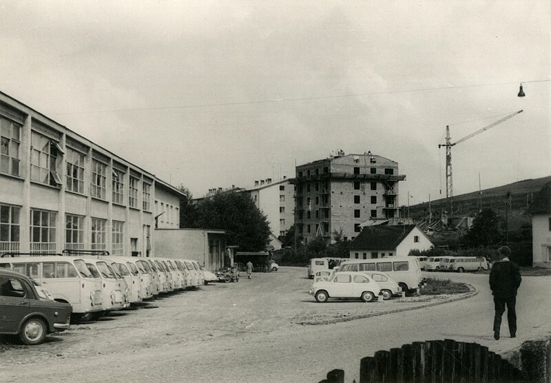 File:Novo nastajajoče blokovsko naselje na tedanji zagrebški ulici na desni, na levi pa pred tovarniško stavbo parkirana kombinirana vozila Industrije motornih vozil IMV.jpg