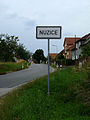 Čeština: Cedule označující začátek vsi Nuzice v okrese České Budějovice, Jihočeský kraj (část města Týn nad Vltavou). English: Municipal border sign of the vilage of Nuzice, České Budějovice District, South Bohemian Region, Czech Republic (part of the town of Týn nad Vltavou).