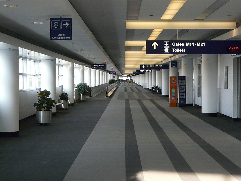 File:O'Hare - corridor.JPG