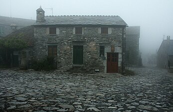 O Cebreiro Wohnhaus bei Nebel