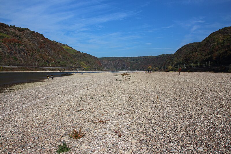 File:Oberwesel Jungferngrund Niedrigwasser Rhein 2018 (01).jpg