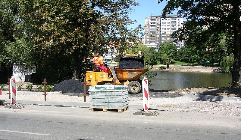 File:Příbram, asfaltéři u rybníku Hořejší obora.jpg