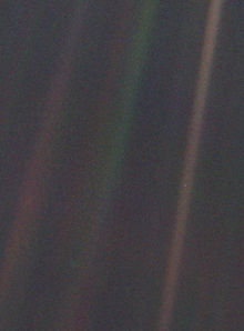 „Pale Blue Dot“: Die Erde als „blassblauer Punkt“Einzelbild des „Familienportraits“ von Voyager 1, zum Erkennen auf das Bild klicken