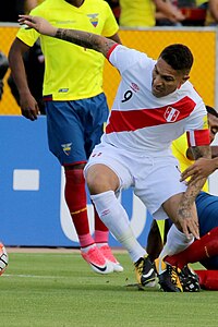 Guerrero playing for Peru against Ecuador in 2017. Paolo Guerrero ECUADOR VS PERU RUSIA 2018 (36910642261) cropped.jpg