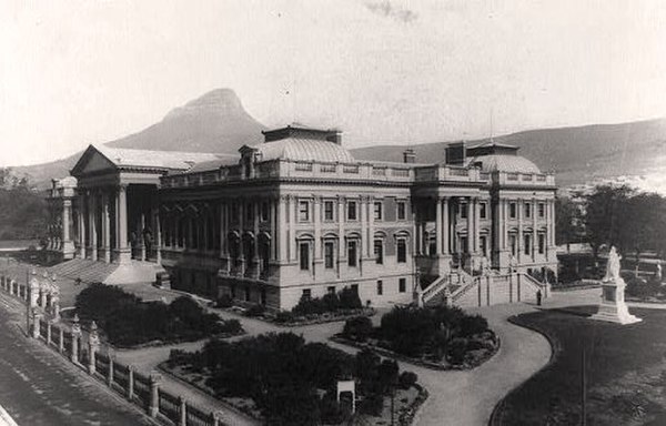 The final Parliament building as constructed (without statues, dome or fountains)