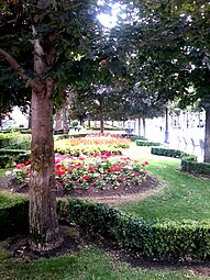 El espolón es uno de los pulmones verdes más importantes del centro de la ciudad, con una gran variedad de árboles y flores como rosas, tulipanes o geranios